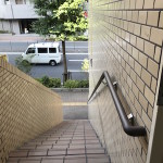 入り口の階段に手すりがつきました